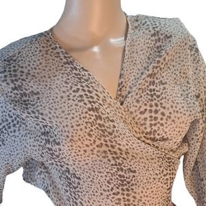 Beautiful tie front top low cut looks amazing on